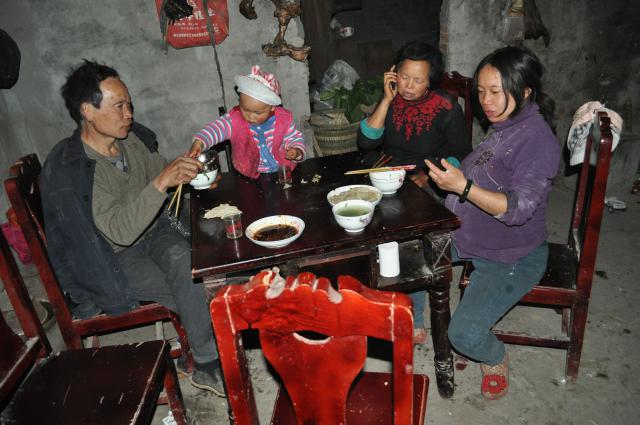 familie beim abendessen